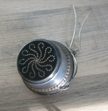 Ancienne petite Passoire à Thé Argent Métal argenté ? poinçon à identifier