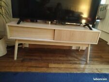 Meuble TV scandinave en bois clair avec portes coulissantes