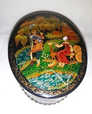 Petite boite Laquée Russe Couple Joueur de flûte   Signée  8 x 5,5 cm  N°728/12