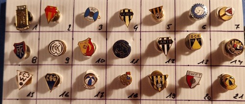 Lot insignes de - 1,