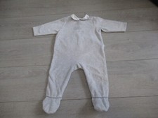 un pyjama en velours gris