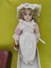 Poupée en porcelaine ( marque anglaise : ALBERON DOLL ) blonde avec panier