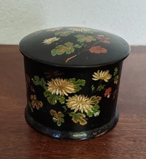 ANCIENNE BOITE POUDRIER EN PAPIER MACHE LAQUE DECOR DE FLEURS