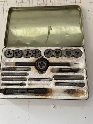 Coffret tarauds et - de,