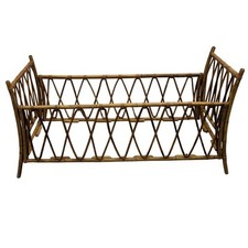 Lit de bébé ancien en bois exotique style bambou