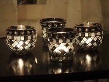 Lot de 4 photophores en verre à facettes miroir. En TBE