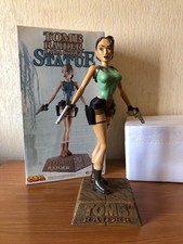 FIGURINE STATUE LARA CROFT