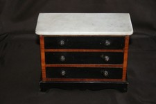 Commode miniature dessus