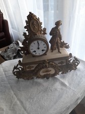 HORLOGE DORE SUR MARBRE BLANC