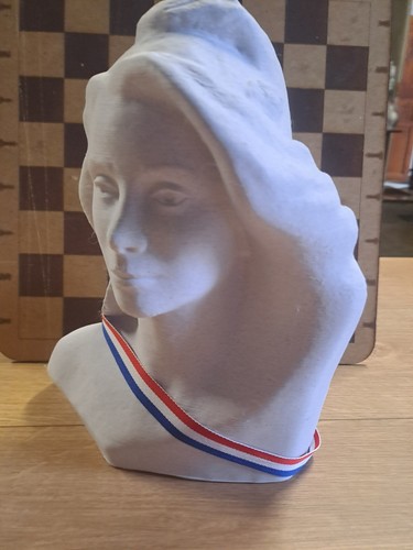 Catherine deneuve buste - catherine,