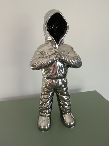 Sculpture homme capuche - à, la