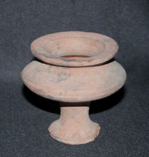ancien petit pot à pied d'ouche gallo-romain Jura archéologie I er III ème