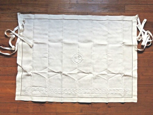 Ancien grand tablier blanc