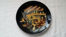 Ancienne Assiette décorative en céramique " scène devant la cheminée "
