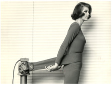 Soins de beauté, 1964 .  Tirage argentique  18x24  Circa 1964 