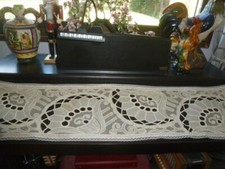 jolie broderie dessus de piano