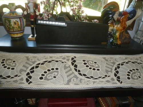 Jolie broderie dessus piano - jolie, de