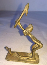 ANCIEN STATUETTE FIGURINE HOMME ATTRAPE UN SERPENT ART AFRICAIN MALI BRONZE 1950