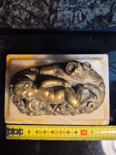 Ancien bronze enfant sur - ancien,
