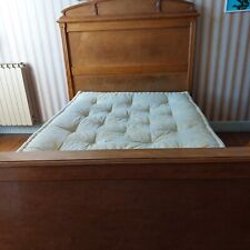 chambre de jeune fille vintage couleur clair lit, armoire à glace, table de nuit