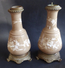 PAIRE DE LAMPE A PETROLE FAIENCE peint ancien joli socles en bronze h 31cm
