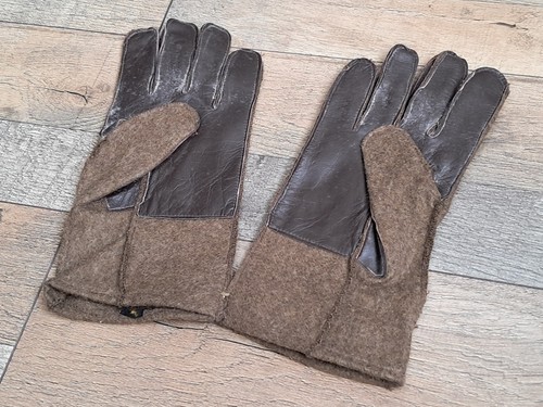 Une paire gants militaire - paire,