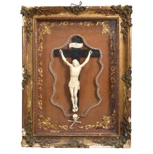 Crucifix janséniste au memento mori dans son cadre bois et stuc doré XIXème