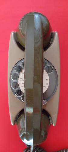 Ancien téléphone mural