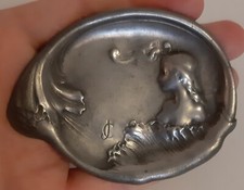 Joli ancien cendrier Art Déco avec buste femme gravure JC vintage étain fumeur