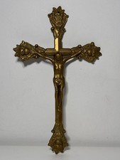 Crucifix mural en laiton doré