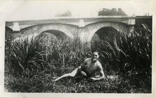 PHOTO ANCIENNE - VINTAGE SNAPSHOT - HOMME TORSE NU MUSCLE FUMEUR FUMER - MAN 