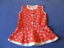 Robe de petite fille rouge à fleurs bleues années 60 vintage