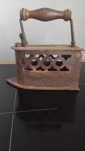 Très ancien fer a repasser - ,