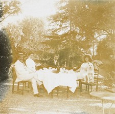 Famille à table Jardin c1920 Photo Plaque de verre Stereo Vintage V34L2n