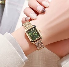 Montre dorée pour - , en