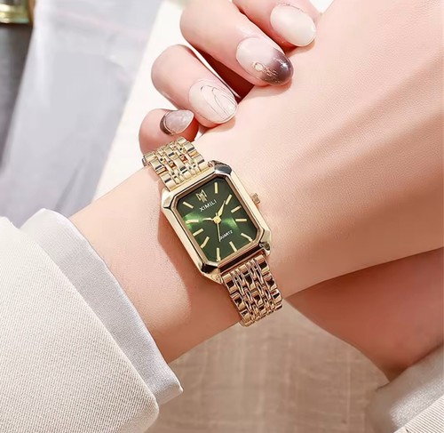 Montre dorée pour femme - , en