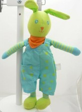 Corolle lapin tissu vert anis avec salopette bleu grelot 