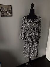 Robe élégante noire et beige imprimé feuilles