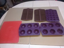 TUPPERWARE LOT DE MOULES ET FEUILLES DE CUISSON