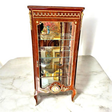 Une vitrine Louis XV en bois