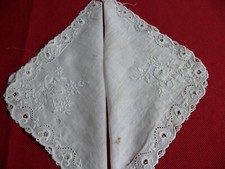 2 broderies blanches sur linon