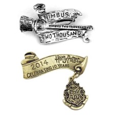 Lot de 2 Broches Pin's Pins Harry Potter Balai Nimbus 2000 Anniversaire
