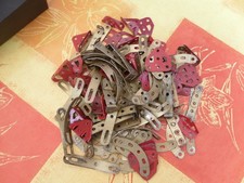 100 pieces dorees et 40 pieces rouge meccano