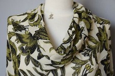 Chacok. Merveilleux crêpe mousseline motif floral crème noir vert anis