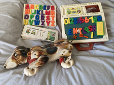 fisher price vintage pupitre avec lettres, chiffres, 14 cartes + chien snoopy