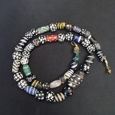 Anciennes perles de plumes blanches au chalumeau vénitien noir italien, comme...