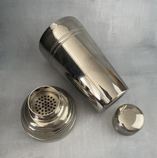 Shaker en métal argenté en 3