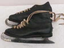 Ancienne paire de patins à glace homme en cuir avec sa house P 42