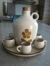 SERVICE A DIGESTIF EN GRES DECORE - CARAFE + 6 TASSES + PLATEAU