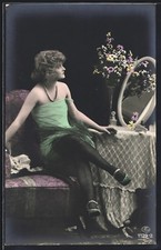 Photo Postale Femme Assise Avec Les Jambes Croisées Devant Le Miroir Nu